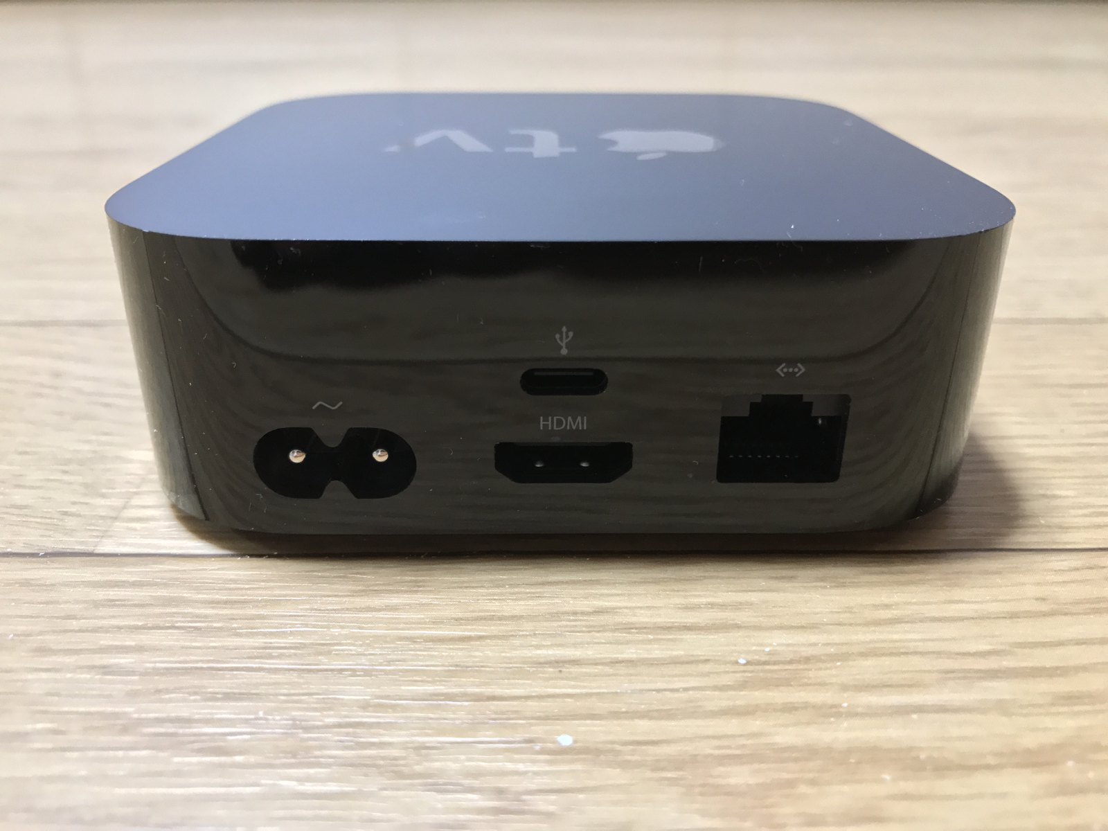 Apple TV (4th generation / HD) · Trasera