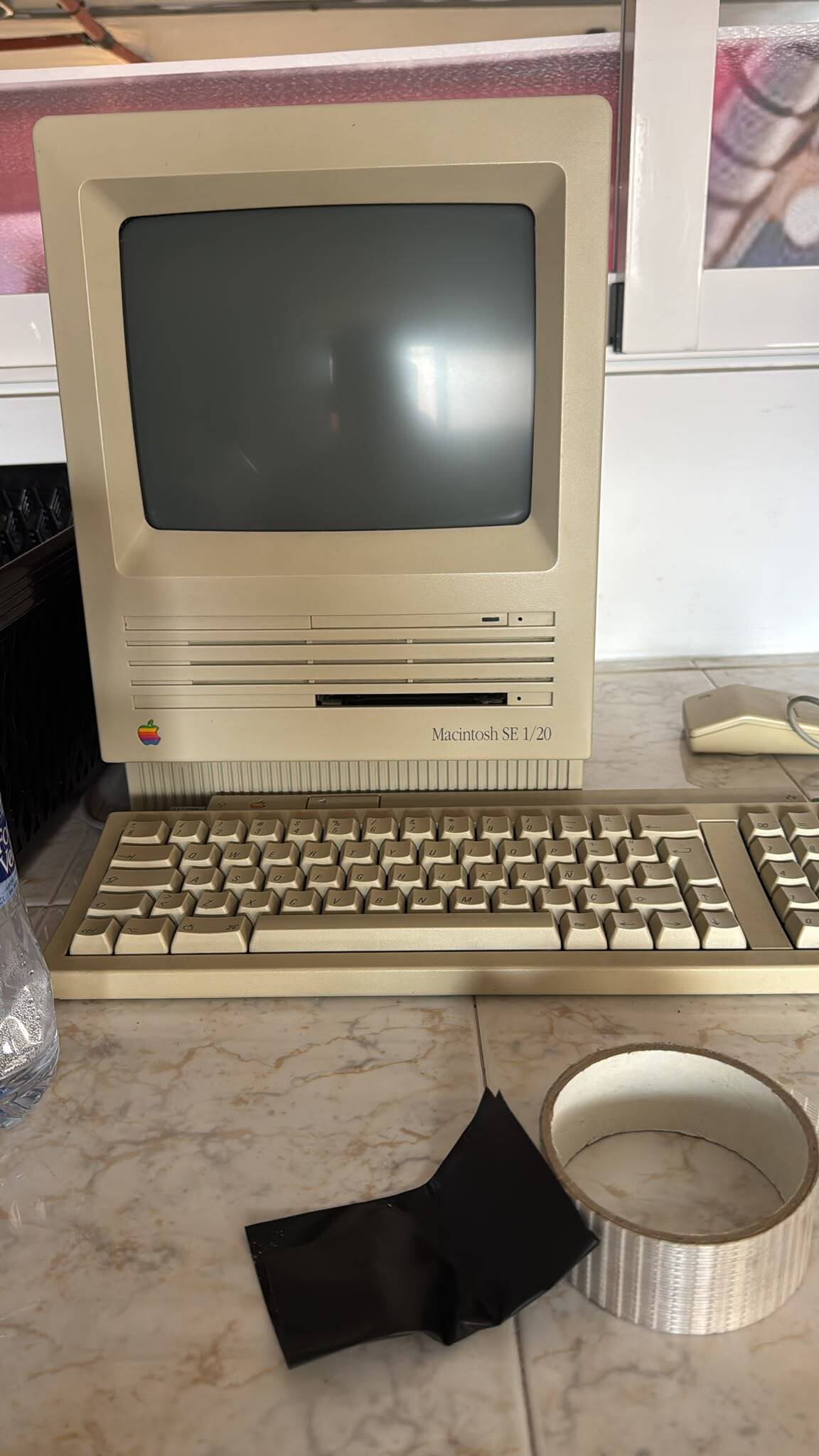 Macintosh SE 1/20 mit Tastatur und Maus