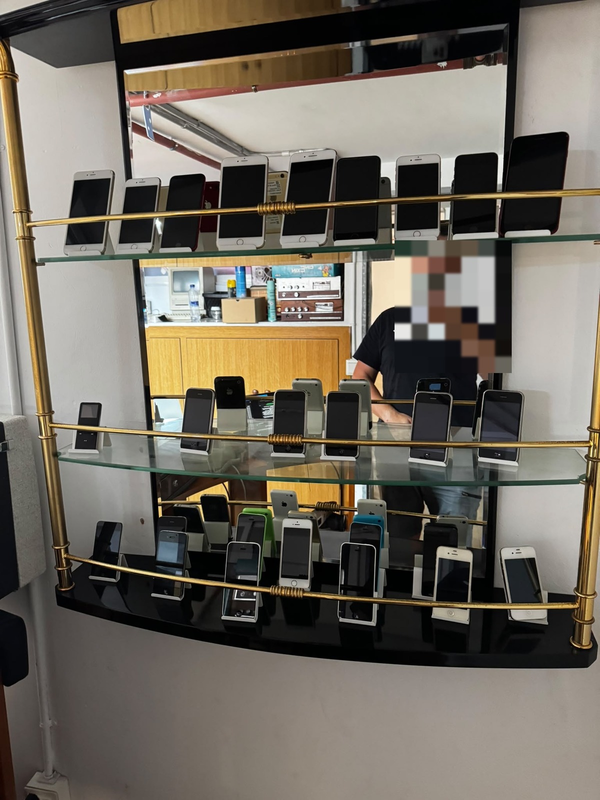 Sammlungsvitrine mit mehreren Geräten
