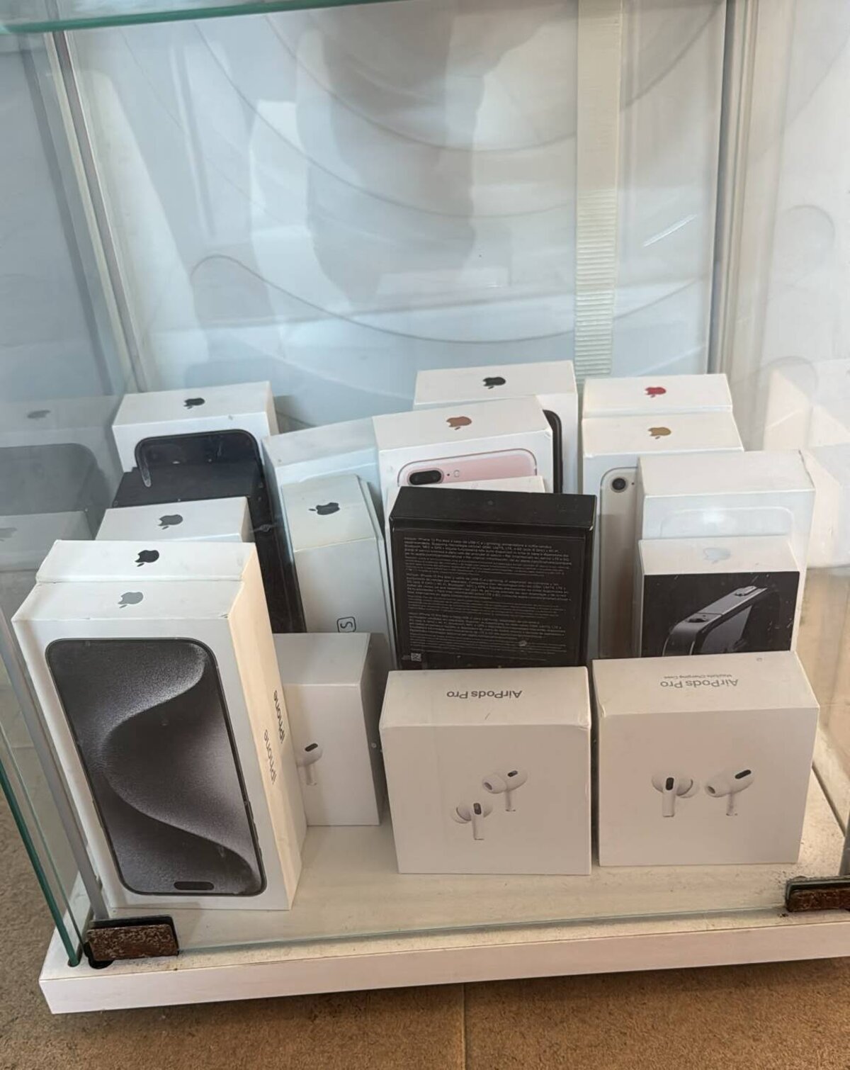 Vitrine mit Originalverpackungen (iPhone, AirPods …)