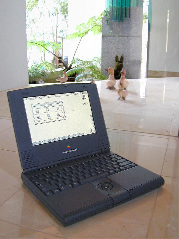 Macintosh PowerBook Duo 250 front