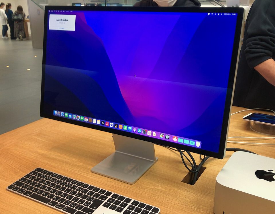 Studio Display (2022)